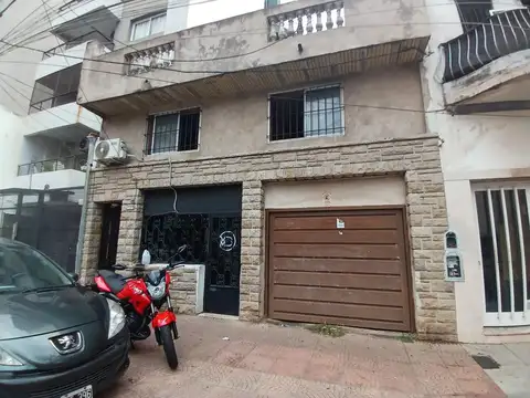 Casa 2 Plantas Multifamiliar con jardin ,cochera y local