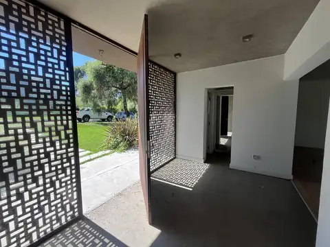 Casa 9 ambientes con 3 baños