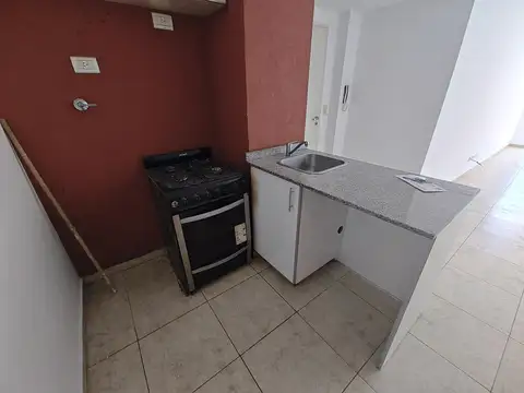 Excelente departamento al frente con balcon en alquiler a 50 mts de Av. Rivadavia