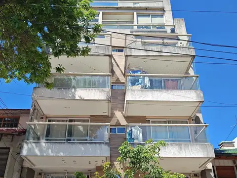 Excelente departamento al frente con balcon en alquiler a 50 mts de Av. Rivadavia