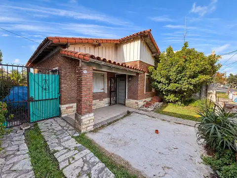 Casa de 3 ambientes a refaccionar en amplio terreno con jardín y gran fondo - El Palomar