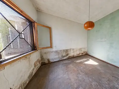 Casa de 3 ambientes a refaccionar en amplio terreno con jardín y gran fondo - El Palomar