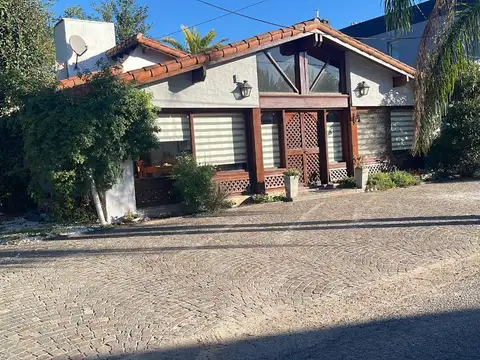 Casa en venta - 4 Dormitorios 3 Baños - Cocheras - 450Mts2 - Las Lajas, General Rodríguez