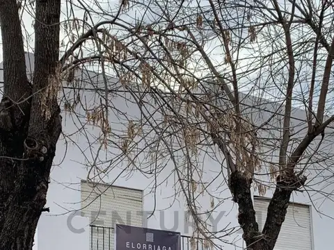Departamento de 2 dormitorios con balcón, ubicado en el 1 piso al frente.