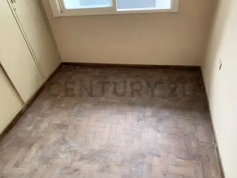 Departamento de 2 dormitorios con balcón, ubicado en el 1 piso al frente.