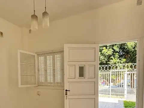 Depto Tipo Casa en Alquiler en Bernal Oeste, $ 650.000