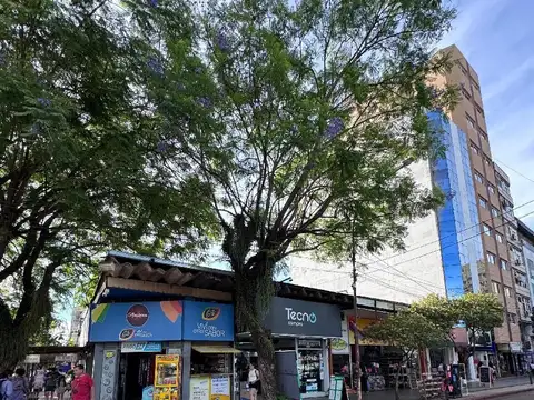 LCF V148 - LOCALES COMERCIALES EN VENTA - ESQUINA CÉNTRICA  (JUNÍN Y CÓRDOBA)