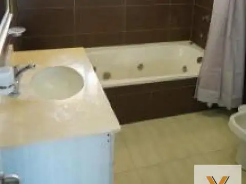 Casa 5 ambientes con 7 baños
