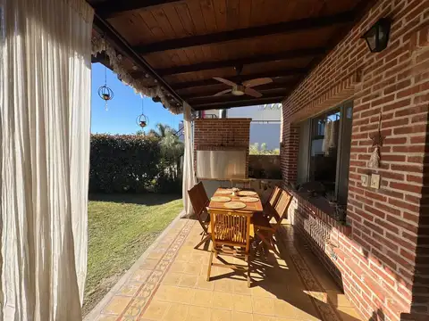 Casa en Alquiler con 2 cocheras