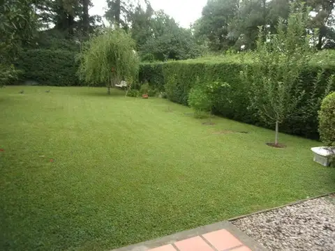 Casa en Alquiler con 3 cocheras