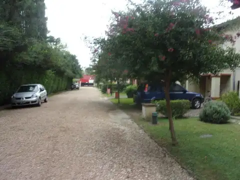 Casa en Alquiler con 3 cocheras