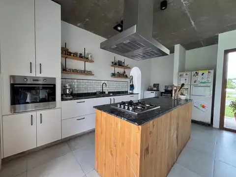 Casa 5 ambientes con 3 baños