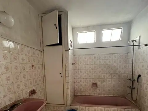 Ideal dos familias dos casas con dos locales, ubicada en Iriarte 1334 Temperley