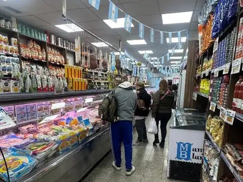 VENTA LOCAL EN LINIERS EN PLENO FOCO COMERCIAL