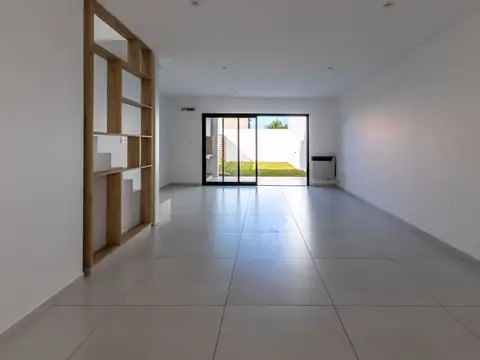 CASA VENTA LA PLATA 3 DORMITORIOS PARQUE ESTRENAR