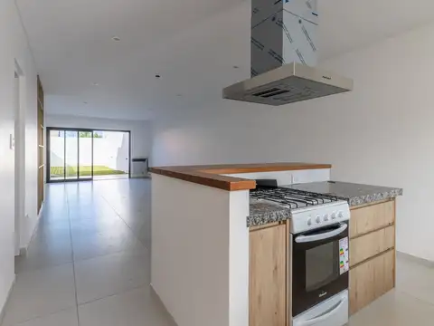 Casa 4 ambientes con 2 baños