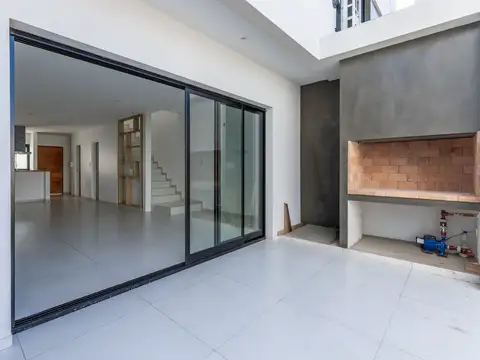 CASA VENTA LA PLATA 3 DORMITORIOS PARQUE ESTRENAR