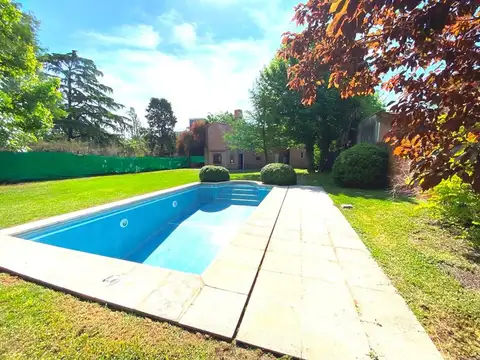 CASA EN VENTA :: PARQUE LELOIR :: 5 AMBIENTES