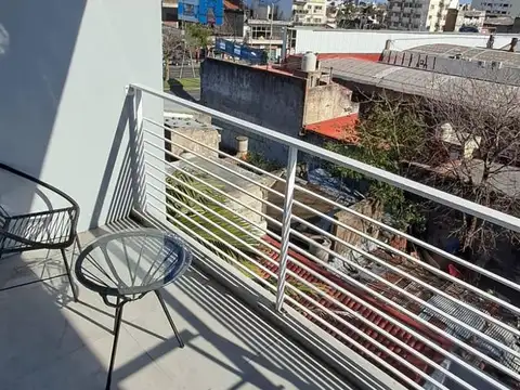 Monoambiente con balcón en Sarandi
