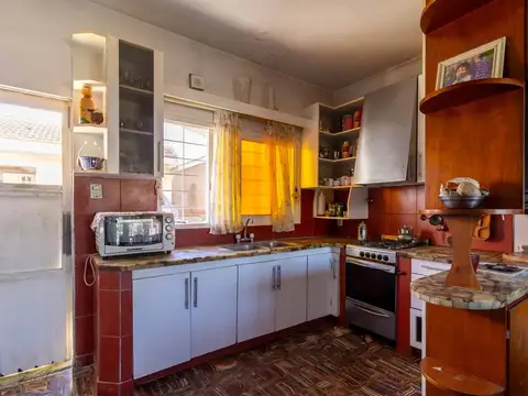 Casa 6 ambientes con 2 baños