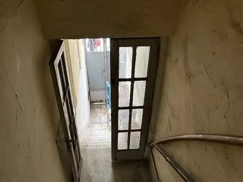 Excelente piso, por escalera, 5 amb amplios, dos baños, espacio cocina, sobre Av Nazca. ENTREGA EN DICIEMBRE 