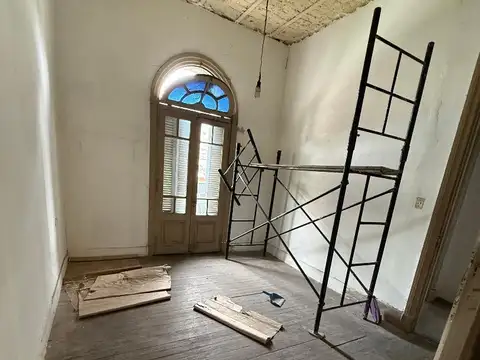 Excelente piso, por escalera, 5 amb amplios, dos baños, espacio cocina, sobre Av Nazca. ENTREGA EN DICIEMBRE 