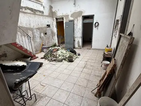 Excelente piso, por escalera, 5 amb amplios, dos baños, espacio cocina, sobre Av Nazca. ENTREGA EN DICIEMBRE 