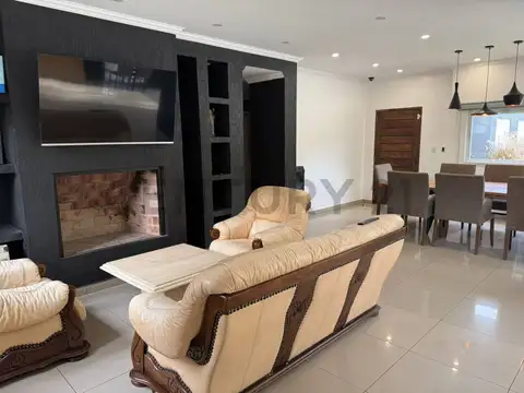 Venta Casa 4 Dormitorios Villa Udaondo Parque Leloir Pileta 1667 m2