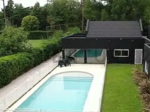 Venta Casa 4 Dormitorios Villa Udaondo Parque Leloir Pileta 1667 m2