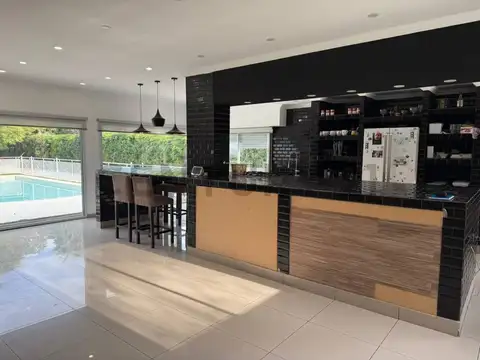 Venta Casa 4 Dormitorios Villa Udaondo Parque Leloir Pileta 1667 m2