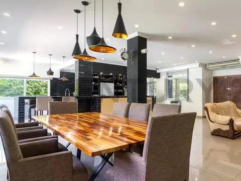 Casa 5 ambientes con 6 baños