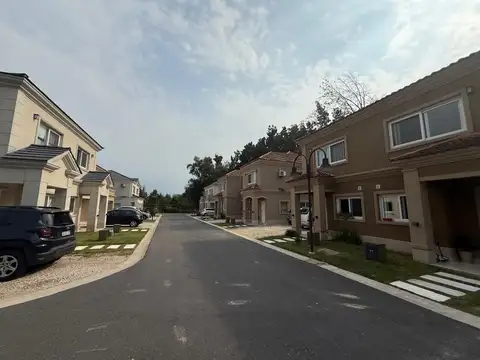 Venta con renta de Duplex en Liquidambar 100