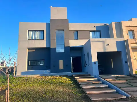 VENTA CASA PREMIUM 3 DORMITORIOS PILETA TEJAS 4