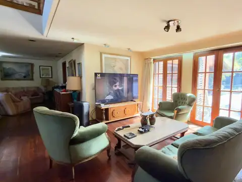 Casa 5 ambientes con 4 baños
