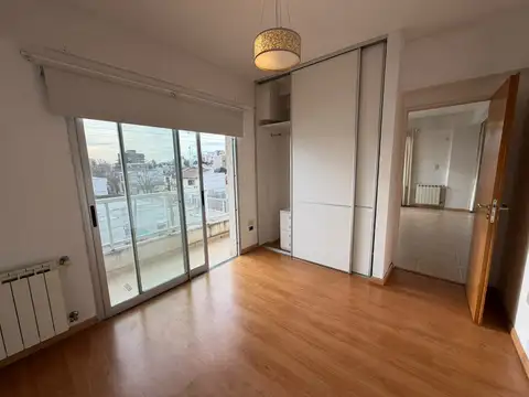 Departamento en Zarate con un dormitorio, balcon y cochera en venta