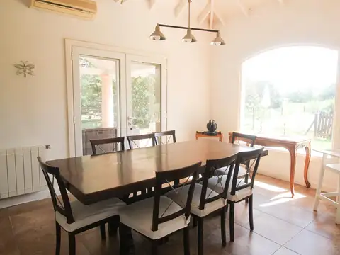 Casa 8 ambientes con 4 baños