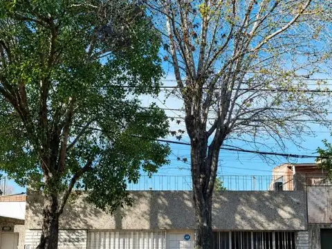 Casa de frente con cochera y patio