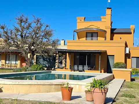 Casa 10 ambientes con 4 baños