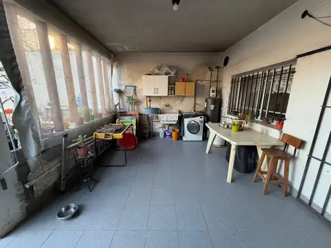 Casa 6 ambientes con 2 baños