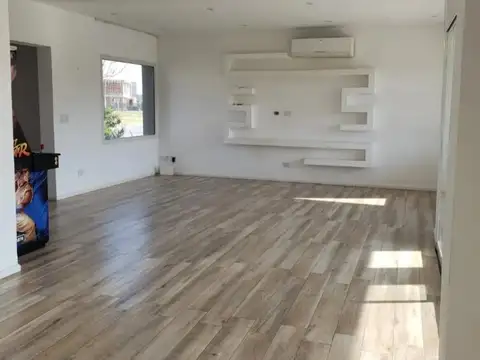 Casa en Alquiler con 1 cochera