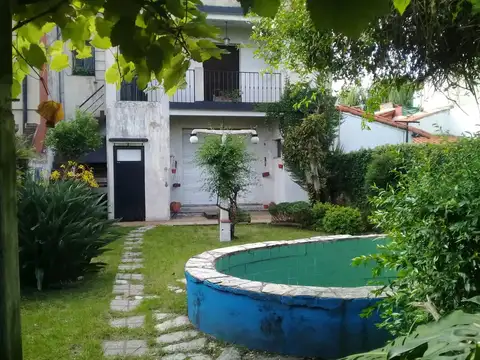 CASA de Estilo con Interesante Construcción de M.Buen Estilo - Edificio 2 Plantas Garaje Patio Fondo Libre. Doble ingreso, gran cantidad de ambientes, baños.