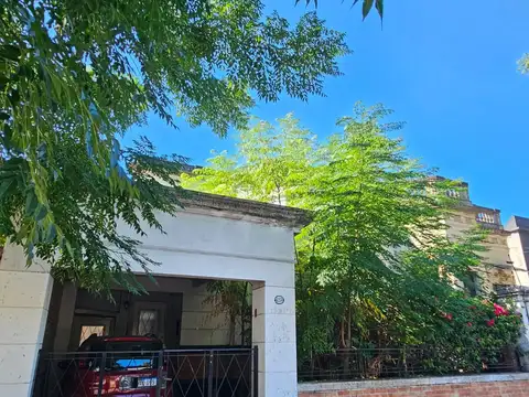 CASA de Estilo con Interesante Construcción de M.Buen Estilo - Edificio 2 Plantas Garaje Patio Fondo Libre. Doble ingreso, gran cantidad de ambientes, baños.