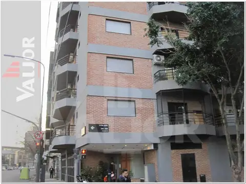 Departamento 2 ambientes al frente con balcón, dormitorio en suite y toilette