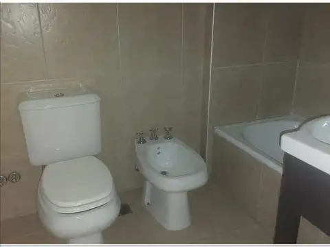 Departamento 2 ambientes al frente con balcón, dormitorio en suite y toilette