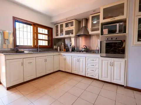 Casa 4 ambientes con 3 baños