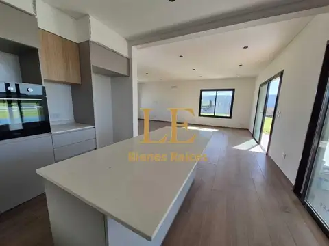 Casa 5 ambientes con 4 baños