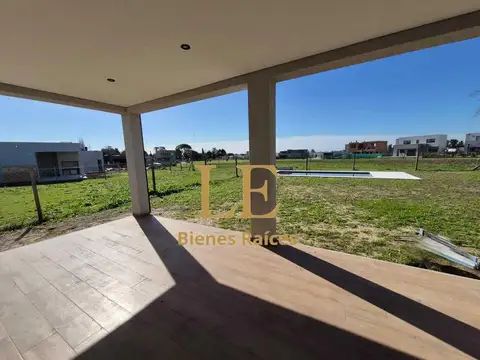 Casa en Venta con 3 cocheras