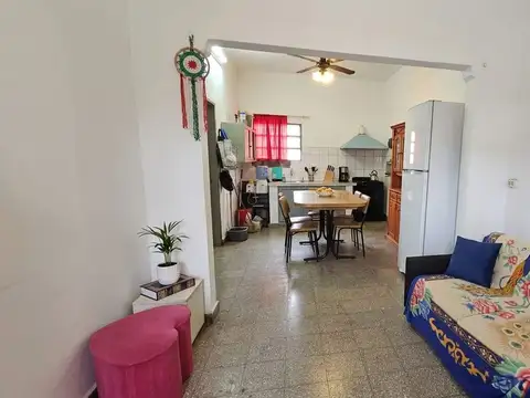 Venta - Casa de 2 dormitorios con buen terreno.