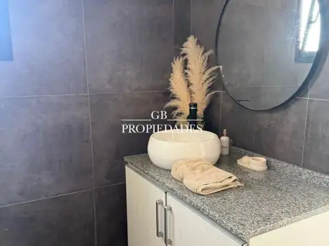 Casa en Alquiler con 4 cocheras