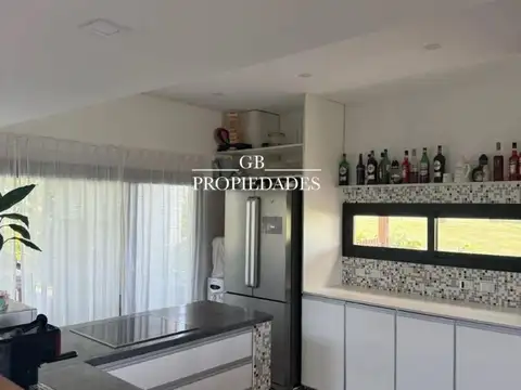 Casa 6 ambientes con 4 baños